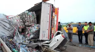 TIR, üzerine devrildiği otomobili sürükledi: 1 ölü, 4 yaralı