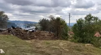 Devrekani'de bir ev, bir ahır ve samanlık yangında küle döndü