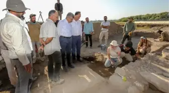 Vali Bilmez, Van Kalesi'ndeki kazı alanında incelemelerde bulundu