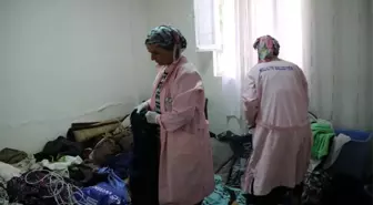 Yaşlı kadının evinde istiflediği eski eşyalar temizlendi