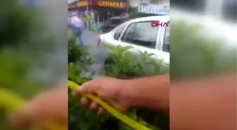 ARNAVUTKÖY'DE RÖMORK ÜZERİNDEKİ ALEV TOPUNA DÖNEN SAMAN BALYALARINI AHIRDAN BÖYLE UZAKLAŞTIRDILAR.
