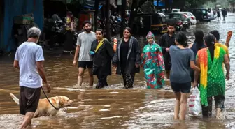 Hindistan'da şiddetli yağmur