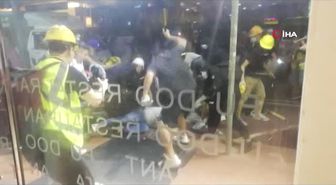 Hong Kong'da genel grevPolisten göstericilere göz yaşartıcı bomba100'den fazla uçuş iptal...