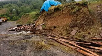 Ordu'da sağanak; yollar göle döndü, iş yerlerini su bastı (2)