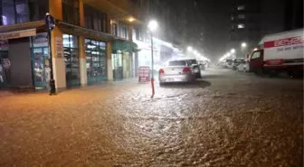 Rize'de sağanak etkili oldu, caddeler göle döndü