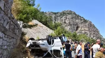 Freni boşalan minibüsü, uçurumun kenarından kurtardı