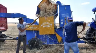 Kars'ta köylüler, güneş altında patos vuruyor