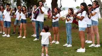 Konyaaltı Belediyesi Oda Orkestrası sokakta