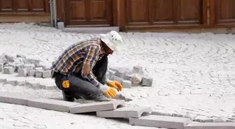 Tarihi Demirciler Arastasında zemin düzenleme çalışmaları başladı