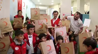 Türk Kızılay'ından çocuklara bayramlık kıyafet yardımı