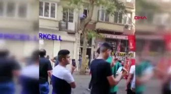 BEYOĞLU'NDAKİ YANGINDA MAHSUR KALANLARI İTFAİYE KURTARDI