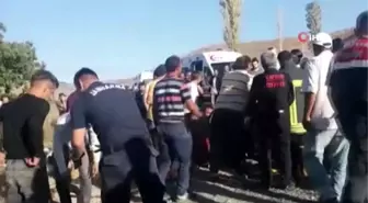 İşçi servisi ile kamyonet çarpıştı: 10 yaralı