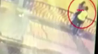 Korkuluklara yaslanıp öpüşen çift, köprüden düşerek öldü