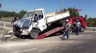 Yolcu midibüsüyle kamyonet çarpıştı 11 yaralı