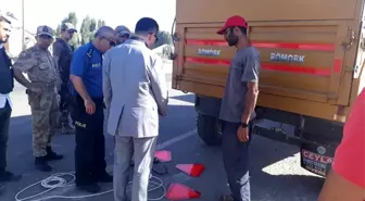 Bulanık'ta traktör römorklarına reflektör takıldı