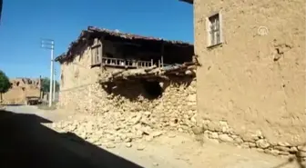 Dazkırı'nın Kızılören Köyü'ndeki evler hasar gördü