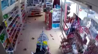 Deprem esnasında birbirlerine sarılarak böyle kaçtılar