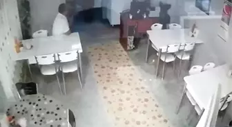 Depremi hisseden vatandaş restorandan panikle dışarıya koştu