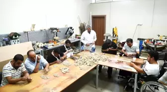 Engelli kursiyerler, 6 ayda 2 bin oyuncak tren yapıp sattı