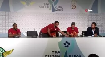 Fatih Terim ve futbolculardan basın toplantısı sırasında kutlama