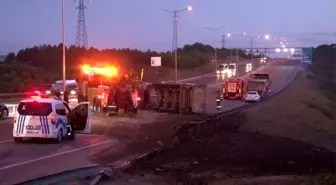 Hafriyat yüklü kamyon devrildi havalimanı yolu trafiğe kapandı