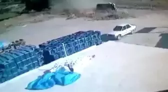 İşçi servisi ve kamyonun çarpıştığı feci kaza kamerada