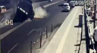 Kamyonet ile otomobilin çarpıştığı kaza kamerada