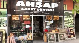 Kars'ın tarihi mekanlarını ahşaba işliyor