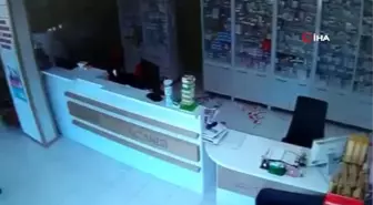 Vatandaşlar depreme ilaç alırken eczanede yakalandı...O anlar kamerada