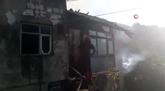 Yangında mahsur kalan yaşlı adamı ablası kurtardı