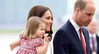 Düşes Kate Middleton'ın kızı 4 yaşındaki Prenses Charlotte, kalabalığa dil çıkardı