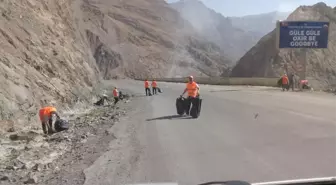 Hakkari-Van karayolu çöplerden arındırıldı