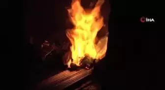 Kebap şişleri bayram için dövülüyor