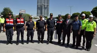 Vali Vekili Boztepe bayram öncesi araçları denetledi, sonra lokum ikram etti