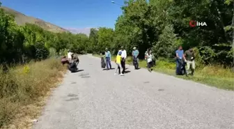 Belediye başkanı belde sakinleriyle birlikte çöp topladı