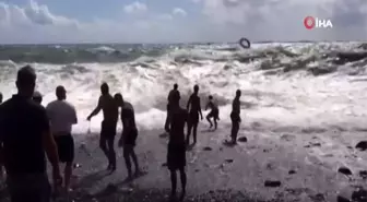 Karadeniz'in azgın sularına kapılan bir adamı 20 kişi zor kurtardı