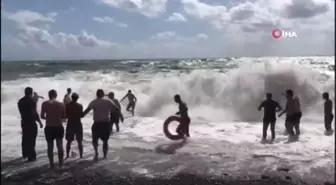 Karadeniz'in azgın sularına kapılan bir adamı 20 kişi zor kurtardı