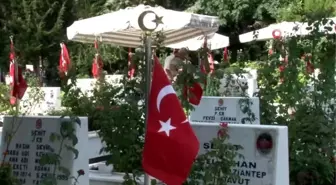 Kurban Bayramı arefesinde şehit anne ve babaları çocuklarının bayramını kutlamak için şehitliğe...