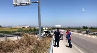 Otomobil bariyerlere çarptı: 5 yaralı