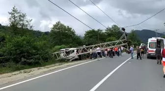 Ticari araç elektrik direğine çarptı: 6 yaralı