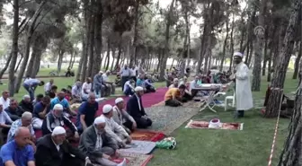 Deprem bölgesinde bayram namazı mesirelikte kılındı