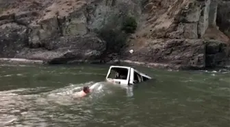 Kamyonet Çoruh Nehri'ne uçtu: 1 ölü, 3 yaralı