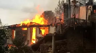 Rize'de, dar yolda itfaiye ulaşamadı, 3 katlı ev kül oldu