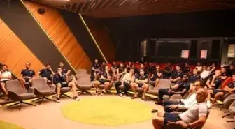 Başakşehir'de futbolcular ve teknik heyet yeni oyun kuralları hakkında bilgilendirildi
