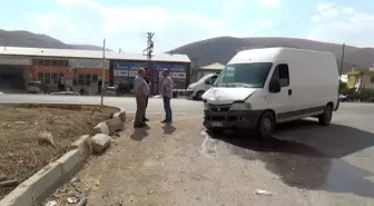 Bayburt'ta minibüs ile otomobil çarpıştı: 1 ölü, 2 yaralı