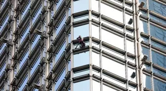 Fransız 'Örümcek Adam' bu kez Hong Kong'da gökdelene tırmandı