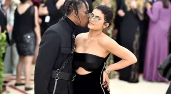 Rapçi Travis Scott, sevgilisi Kylie Jenner'a 2,8 milyon TL değerinde kolye hediye etti