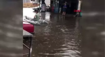 ÇANAKKALE Biga'da yağmur nedeniyle göle dönen yolda botla dolaştı