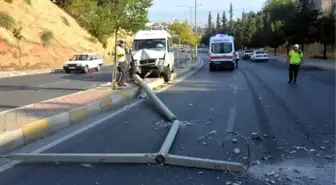 İşçi servisi aydınlatma direğine çarptı: 6 yaralı