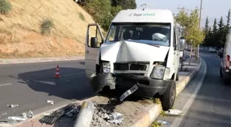 Kahramanmaraş'ta fabrika servisi aydınlatma direğine çarptı: 6 yaralı